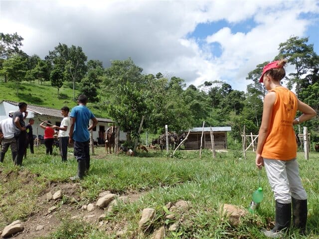 visitando le famiglie sfollate alla Esperanza
