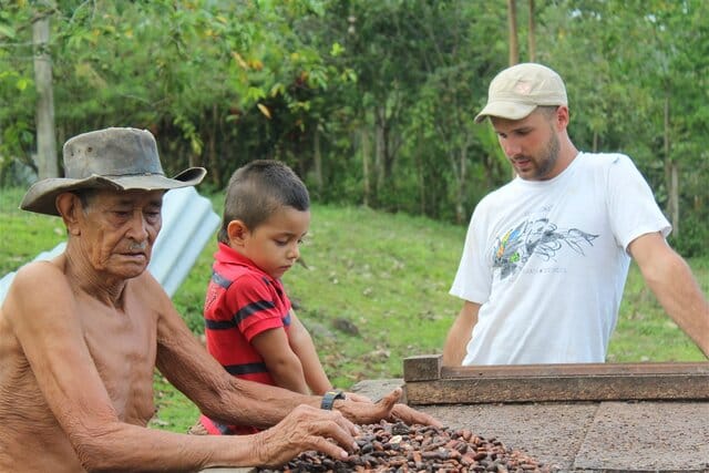 Viviano raccontando il procedimento del cacao