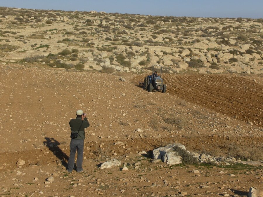 2011-01-19 Israeli settlers work on private palestinian land