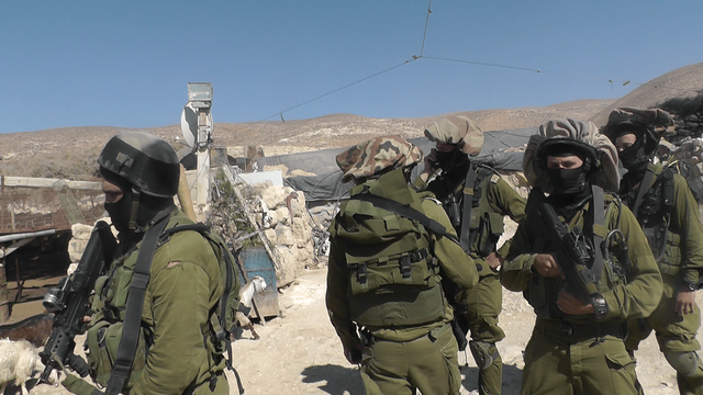 Israeli soldiers in Jinba, photo by B'tselem