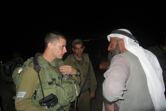 Soldati parlano con un palestinese