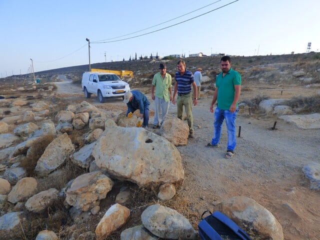Ta'ayush activists and Paestinians removing roadblocks