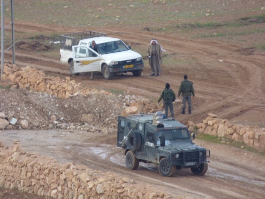 2015-12-03 Maratona di coloni israeliani blocca l’area delle Southern Hebron Hills