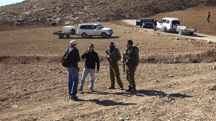 2015-12-9 L’esercito israeliano confisca materiale da costruzione e un’auto nel villaggio palestinese di Tabban