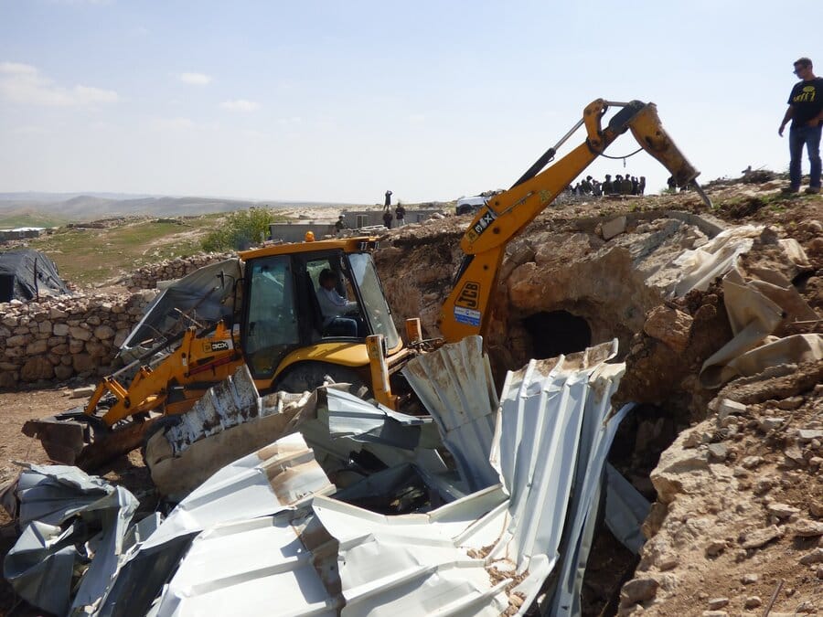 2016-03-22 L’esercito israeliano demolisce una casa e due ripari per animali nei villaggi palestinesi di Jinba e Al-Tabban all’interno Firing Zone 918