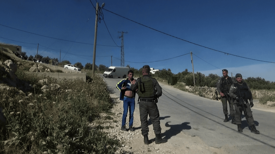 2016-04-25 Coloni israeliani entrano nel villaggio palestinese di Al Karmil