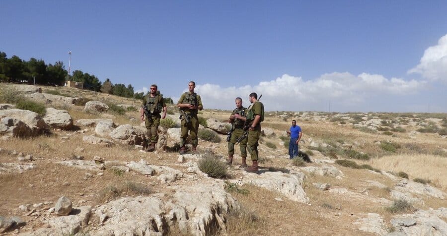 2017-05-02 L’esercito israeliano continua a collaborare con i coloni illegali in Palestina