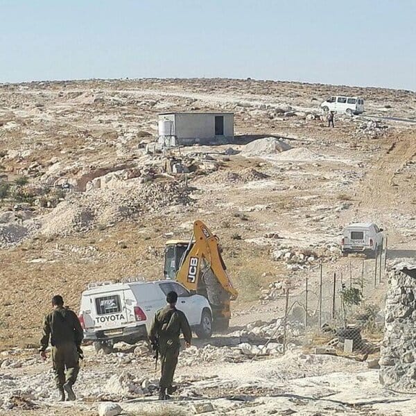 2017-08-29 Esercito israeliano confisca un bulldozer e chiude gli ingressi di un villaggio palestinese
