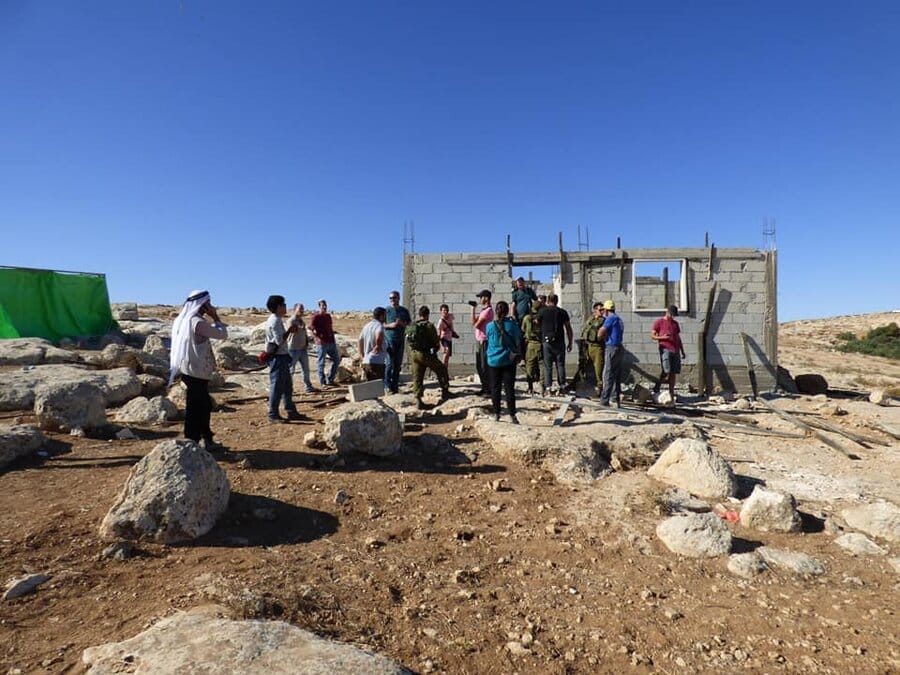 2018-08-20 Coloni fanno irruzione in casa palestinese in costruzione