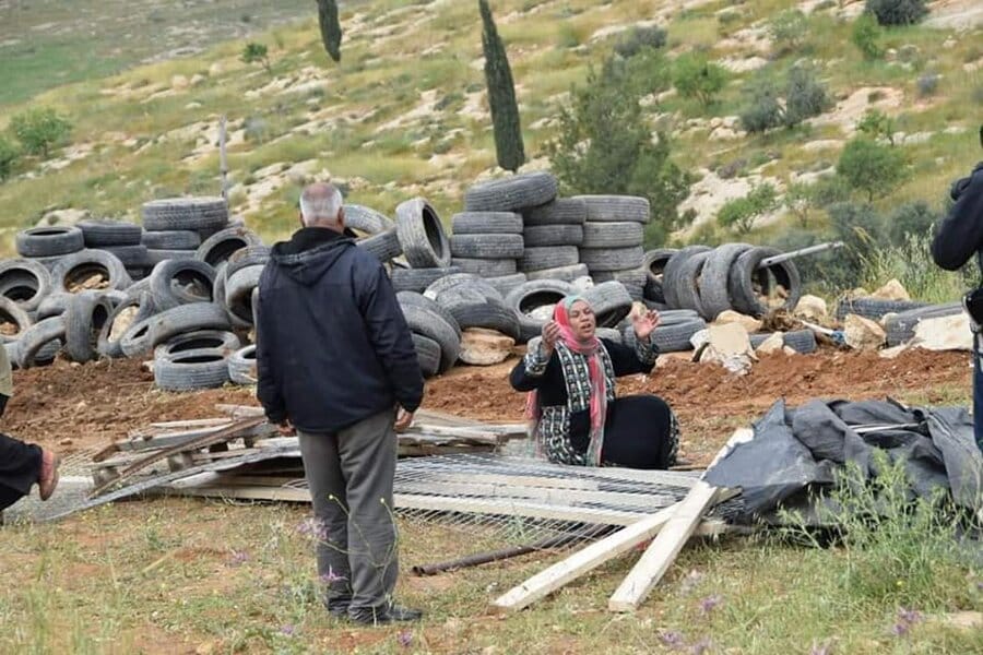 2019-04-16 Militari israeliani demoliscono una tenda palestinese