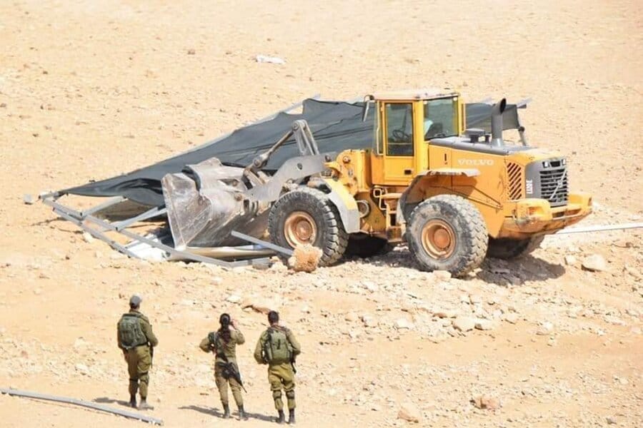2019-06-12 Esercito israeliano demolisce un caravan, una struttura per animali e un orto nel villaggio