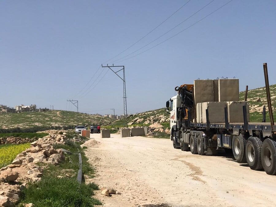 2020-03-24 esercito israeliano chiude l'unica strada che collega villaggi palestinesi
