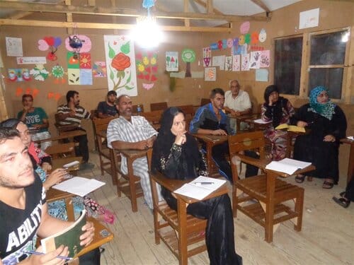 Anche gli adulti studiano alla scuola autogestita del campo profughi