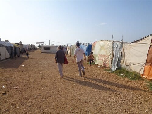 Volontari nel campo profughi 1