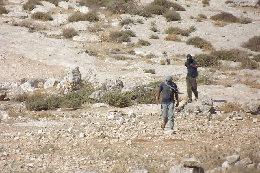 2012-07-20 Settlers from Havat ma'on outpost harrass and chase a palestinian man twice in a day near At-Tuwani village