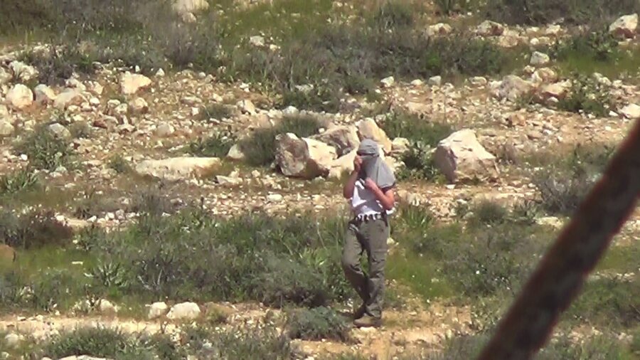 2014-03-20 Settlers from Havat Ma'on attacked Palestinian shepherds in two different places at the same time, in the South Hebron Hills